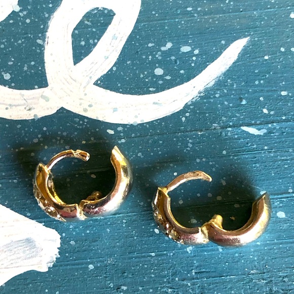 ☀️ Silver earrings with sparkle! Two pairs included. - Picture 5 of 6